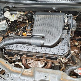 Berikut Ini Cara Aman Bersihkan Ruang Mesin Mobil  
