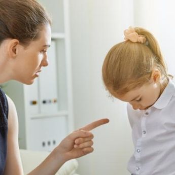 Berikut Ini 5 Alasan, Mengapa Pantang Marahi Anak Di Tempat Umum 