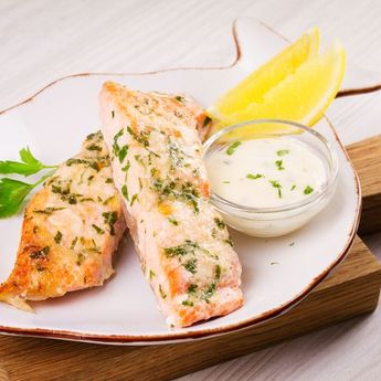 Berikut Ini Cara Membuat Ikan Panggang Dengan Keju Parmesan Dan Lemon