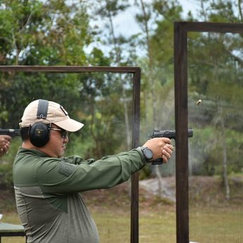Peringati HUT TNI ke 75, Gubernur Erzaldi Ikut Lomba Menembak Yang di Gelar KOREM 045 Garuda Jaya