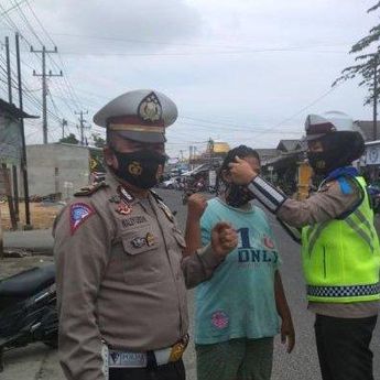 Ditlantas Polda Babel Bagikan Masker dan Hand Sanitizer pada Operasi Zebra Menumbing 2020