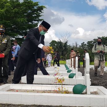 Forkopimda Babel Ikuti Prosesi Upacara Tabur Bunga di Makam Pawitralaya
