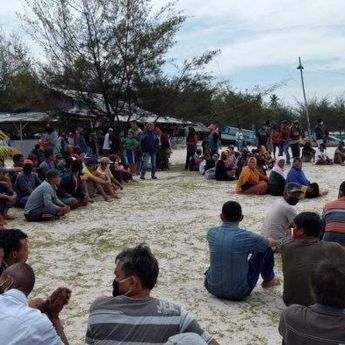 KIP di Perairan Matras Terus Beroperasi, Nelayan Gelar Sholat Hajat
