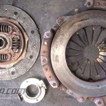 Apa Benar Ganti Kampas Kopling Mobil Manual Harus Satu Set?  