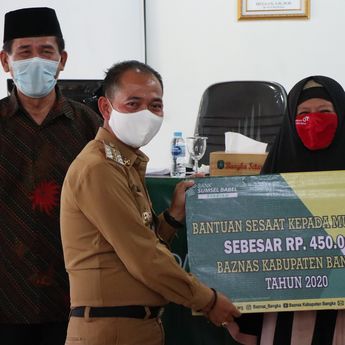 Mulkan Serahkan Zakat Untuk 2000 Mustahiq Yang Ada di Kabupaten Bangka