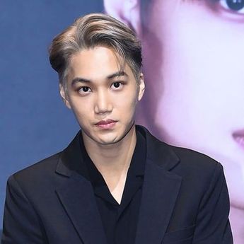 Baca Pesan dari Fans, Kai Exo Terharu dan Menangis di Siaran Live