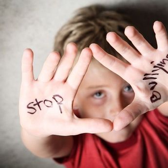 Orangtua Harus Lakukan Ini Jika Anak Mengalami " Cyber Bullying "