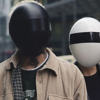 Gunakan Masker Wajah dengan Gaya ala Daft Punk. Seperti Apa ?