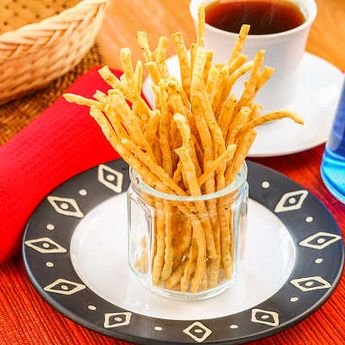 Berikut Ini Cara Membuat Stik Bawang, Camilan Garing Guruh Klasik