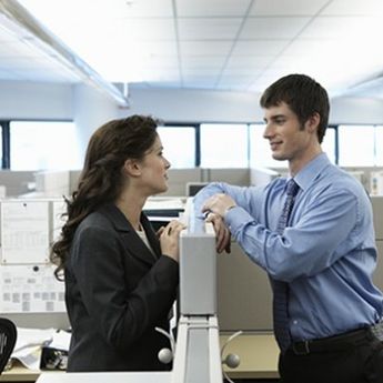 Naksir Dengan Teman Kantor ? Pertimbangkan Hal Ini Sebelum Berkencan