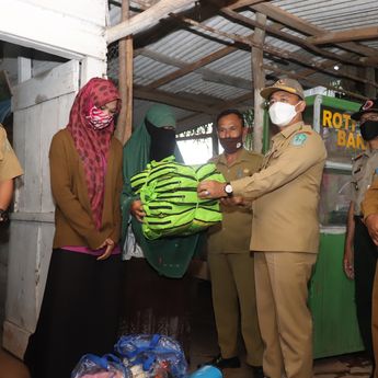 Wakil Bupati Bangka Salurkan Bantuan Untuk Korban Kebakaran Rumah