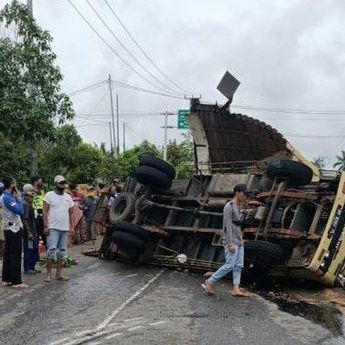 Alami Pecah Ban, Satu Unit Truk Hilang Kendali Hingga Terguling