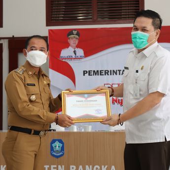 Bupati Mulkan Serahkan Penghargaan Kepada Kejaksaan Negeri Bangka