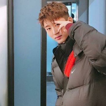 Sempat Bikin Fans Pertanyakan Sosok di Balik Hoodie Biru di Lineup Album Epik High, B.I Bikin Heboh Saat Kenakan Hadiah dari Penggemar