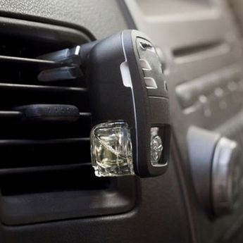 Tidak Disarankan Menaruh Parfum Mobil di Kisi-kisi AC, Ini Alasannya! 