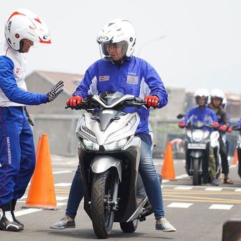 Tips Berkendara Motor yang Aman dan Nyaman untuk Wanita  