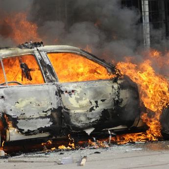 Begini Yang Harus Dilakukan Saat Mengalami Mobil Terbakar  