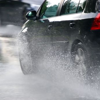 Ini Akibatnya kalau Mobil Tidak Langsung Dibilas Setelah Kena Air Hujan  