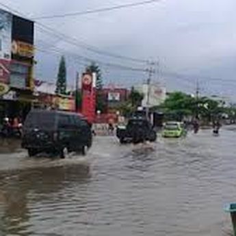 @ Jam Di Guyur Hujan Rumah Anggota DPRD PangkalPinang Tergenang Air