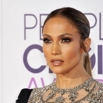 Berbusana Serba Hitam, Inilah Tampilan Stylish Jennifer Lopez 