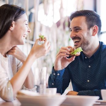 3 Alasan Makan Perlahan Bisa Bantu Turunkan Berat Badan Anda