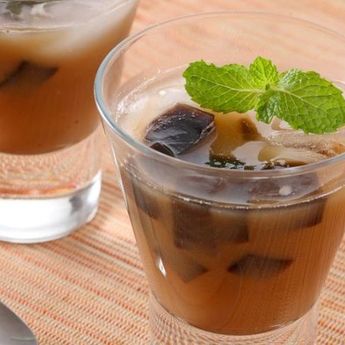 Tambah Kelapa Muda Serut, Berikut Cara Mmebuat Es Cokelat Cincau