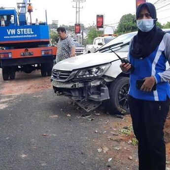 Alamai Pecah Ban, Sedan Putih Tabrak Pembatas Jalan Soekarno Hatta