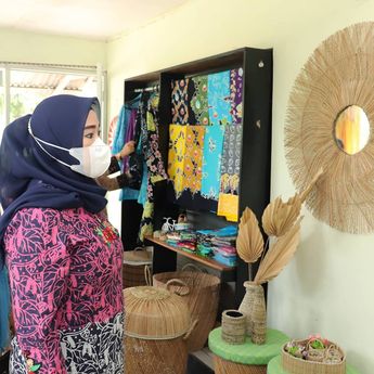 Kunjungi Pelaku UMKM, Ketua TP PKK Ajak Promosi Produk Melalui Galeri