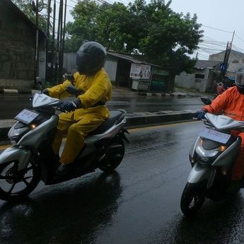 5 Hal Yang Mesti Diperhatikan Pengguna Motor Saat Musim Hujan
