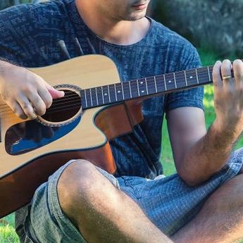 Apakah Pria Seksi Itu Bisa Bermain Gitar ? Ternyata Ini Alasannya