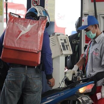 Jangan Lupa, Pemotor Harus Turun Saat Mengisi BBM  