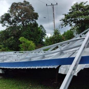 Diterpa Angin Puting Beliung, Parkiran Kampus Polman Babel Roboh