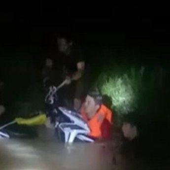 Pengendara Motor Tercebur Sungai Kampak Diduga Akibat Jalan Licin