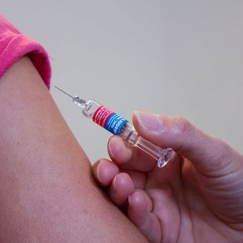 2 Tips Redakan Rasa Takut saat Hendak Disuntik Vaksin ala Dokter