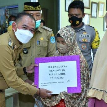 Bupati Bangka Salurkan BLT Dana Desa di Desa Kimak dan Desa Jurung
