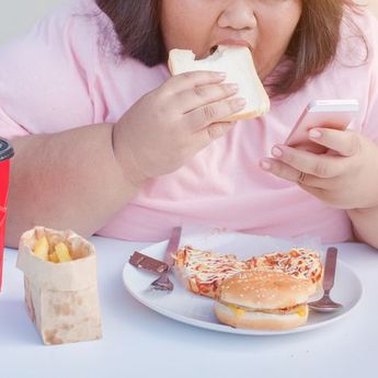 Hati-hati, Screen Time Ternyata Bisa Pengaruhi Kebiasaan Makan Anak  