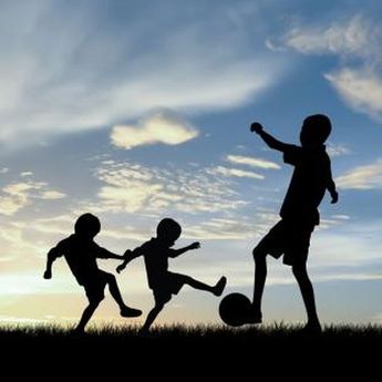 Menghindari Kata 'Hati-hati' pada Anak yang Sedang Bermain. Mengapa ?