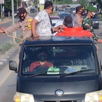 Cegah Penyebaran Covid-19, Pihak Kecamatan dan Polsek Koba Semprotkan Disinfektan di Jalan Raya