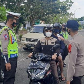 Cegah Penularan Covid-19, Satlantas Polres Bangka Cek Suhu Tubuh Pengemudi