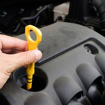 Ini Cara Mudah Melakukan Pengecekkan Kondisi Oli Mobil  