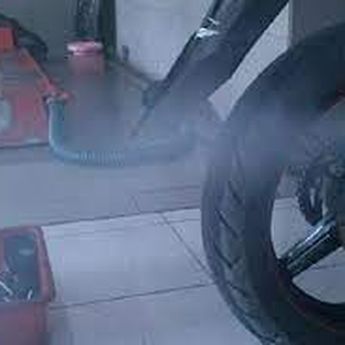 Kenali, Ini Penyebab Kalau Knalpot Motor Matik Mengeluarkan Asap Tebal  