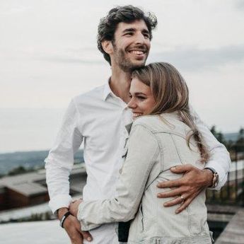5 Zodiak Cowok Yang Dikenal Paling Bersikap Romantis Pada Pasangan