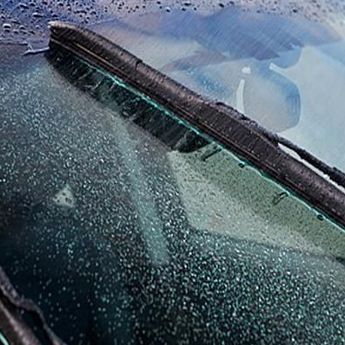 Wiper Mobil Harus Diangkat Saat Parkir, Mitos atau Fakta?