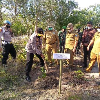 Ikut Tanam Pohon di Taharu Menumbing, Wakapolda : Ini Tantangan Kita Sebagai Aparat Penegak Hukum