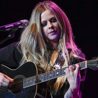 Lirik Lagu 'Bite Me' Milik Avril Lavigne, dengan Terjemahan