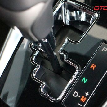 Saat Jalan Macet, Sebaiknya Tuas Transmisi Mobil Matik Berada di Posisi Netral atau Drive?  