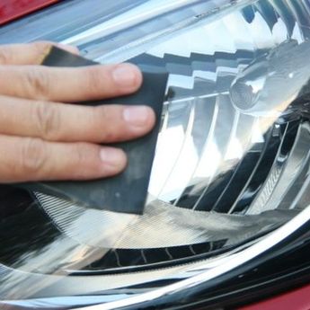 Sangat Mudah, Begini Cara Membuat Mika Lampu Mobil Agar Kinclong Lagi  
