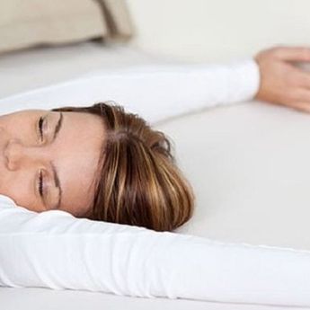 Bagus untuk Kesehatan Kulit, Ini Manfaat Penting Tidur Tanpa Bantal !
