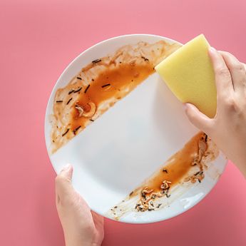 4 Cara Mencuci Piring Plastik dari Noda Minyak,Mudah dan Cepat