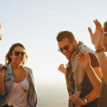 Punya Selera Humor Tinggi, 4 Zodiak Ini Dikenal Sangat Pandai Melucu